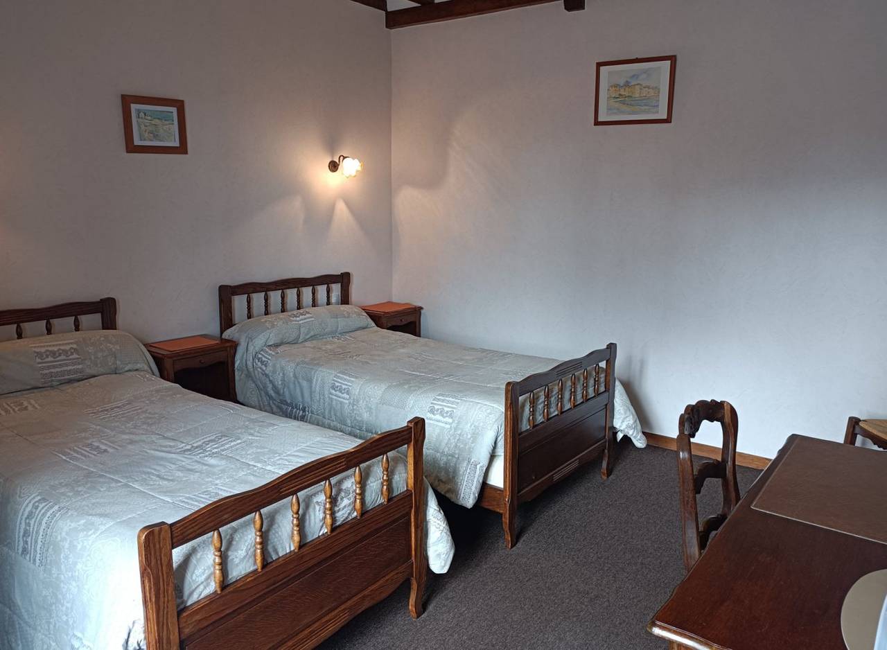 Chambres d'hôtes La Pistollerie - Chambre brune (2 personnes) in Bricquebosq, Côte de la Déroute