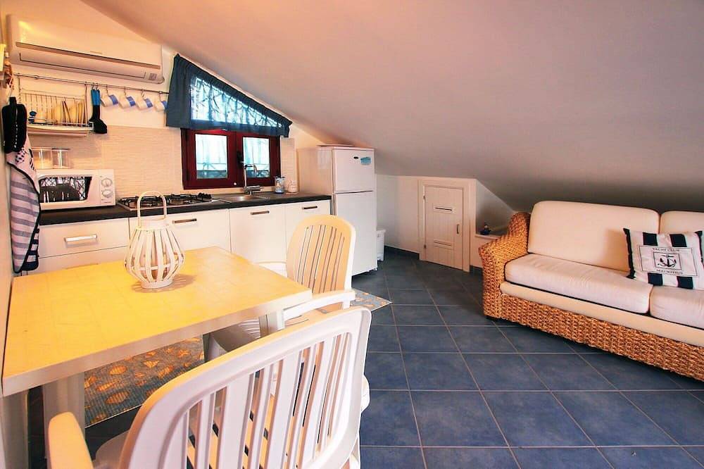 Apartamento entero, Apartamentos frente al mar con piscina, terraza con vistas al mar, Wi-Fi in Piana Calzata, Provincia de Palermo