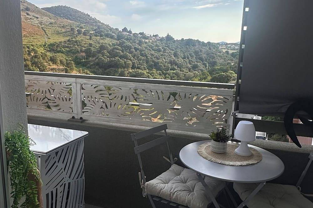 Appartement entier, Charmant T2 vue montagne à 10 minutes des plages de Tahiti beach & Capitello. in Sarrola-Carcopino, Région d'Ajaccio