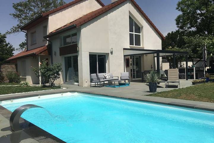 Villa per 9 persone, con giardino e terrazza in Rodano