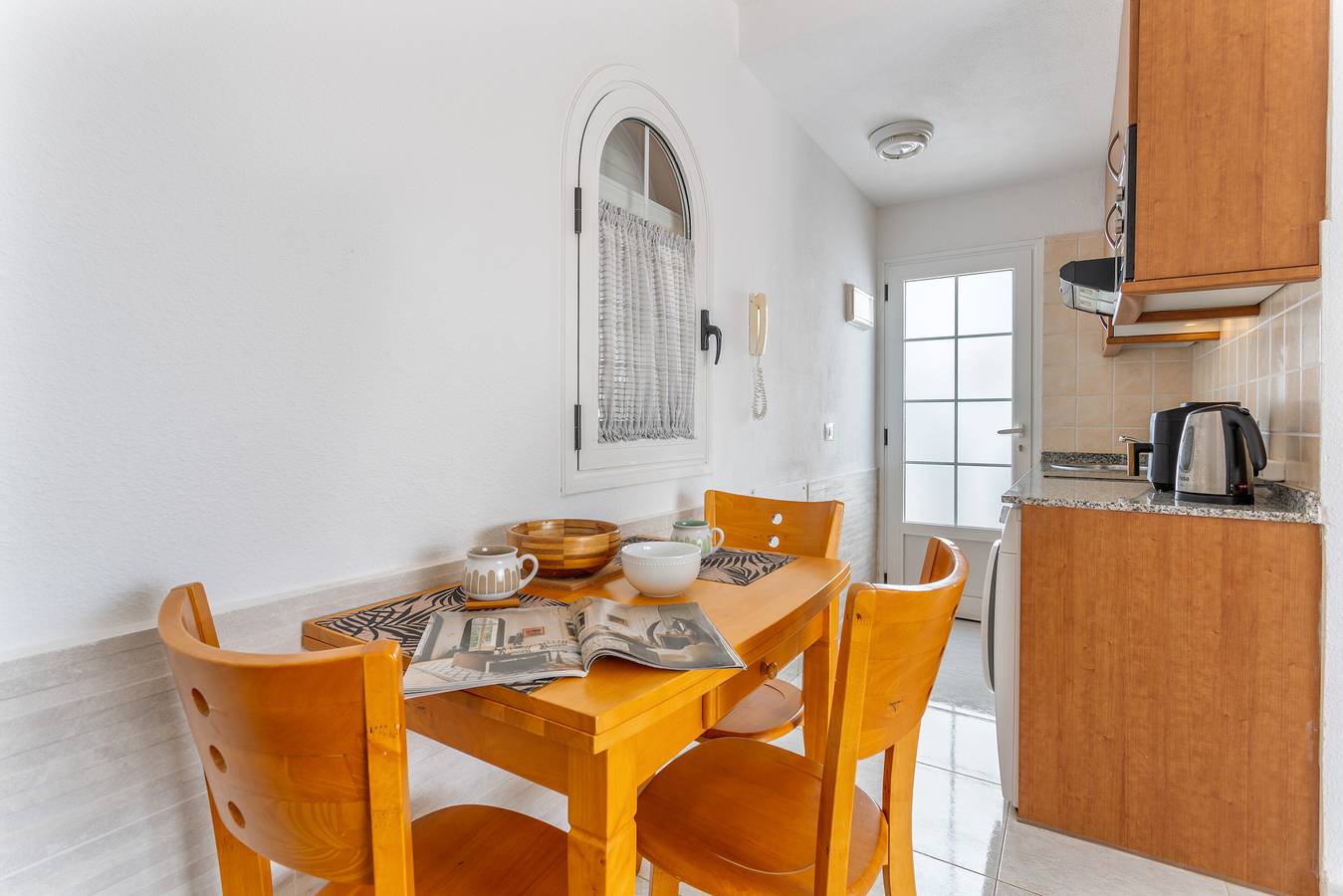 Pool-View Bungalow with Air Con & Private Roof Terrace, Central Corralejo in Corralejo, La Oliva