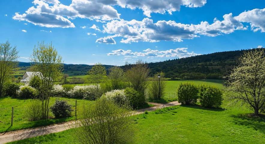 Gîte pour 3 personnes, avec vue et jardin à Mas-Saint-Chély