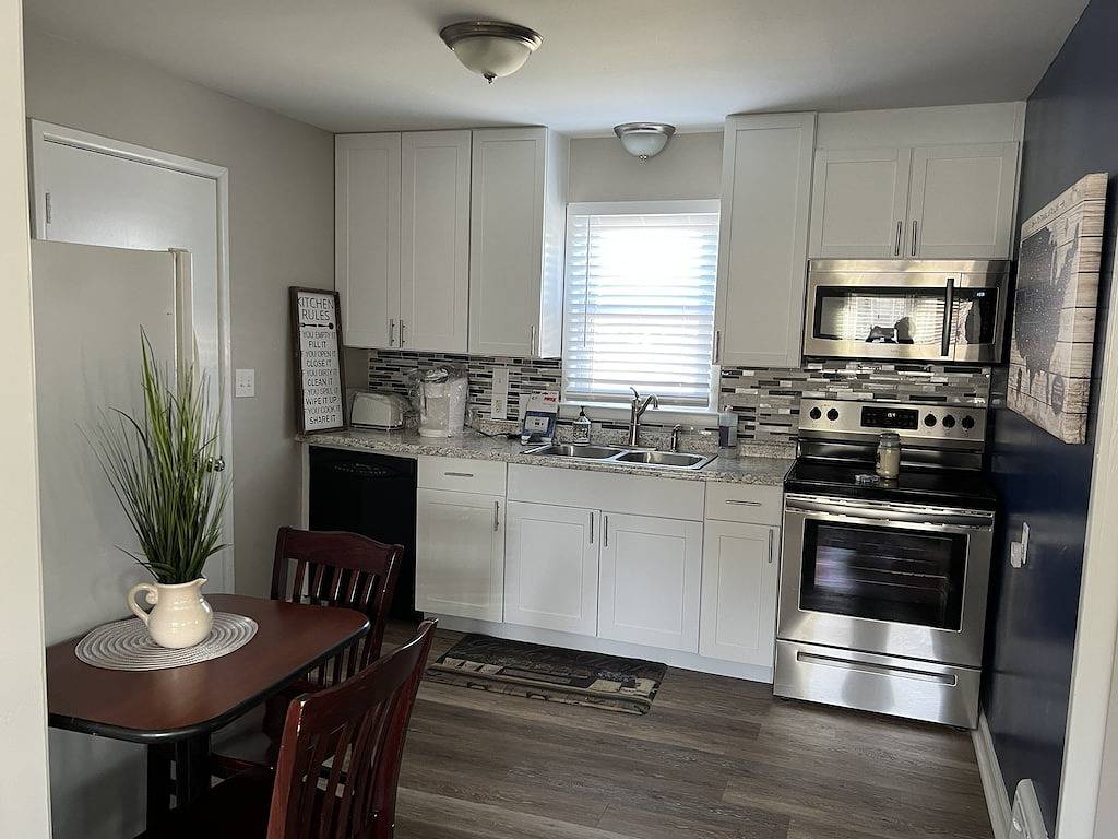 Shawnee Bungalow - Tranquil 1 King, 1 Queen in Kansas