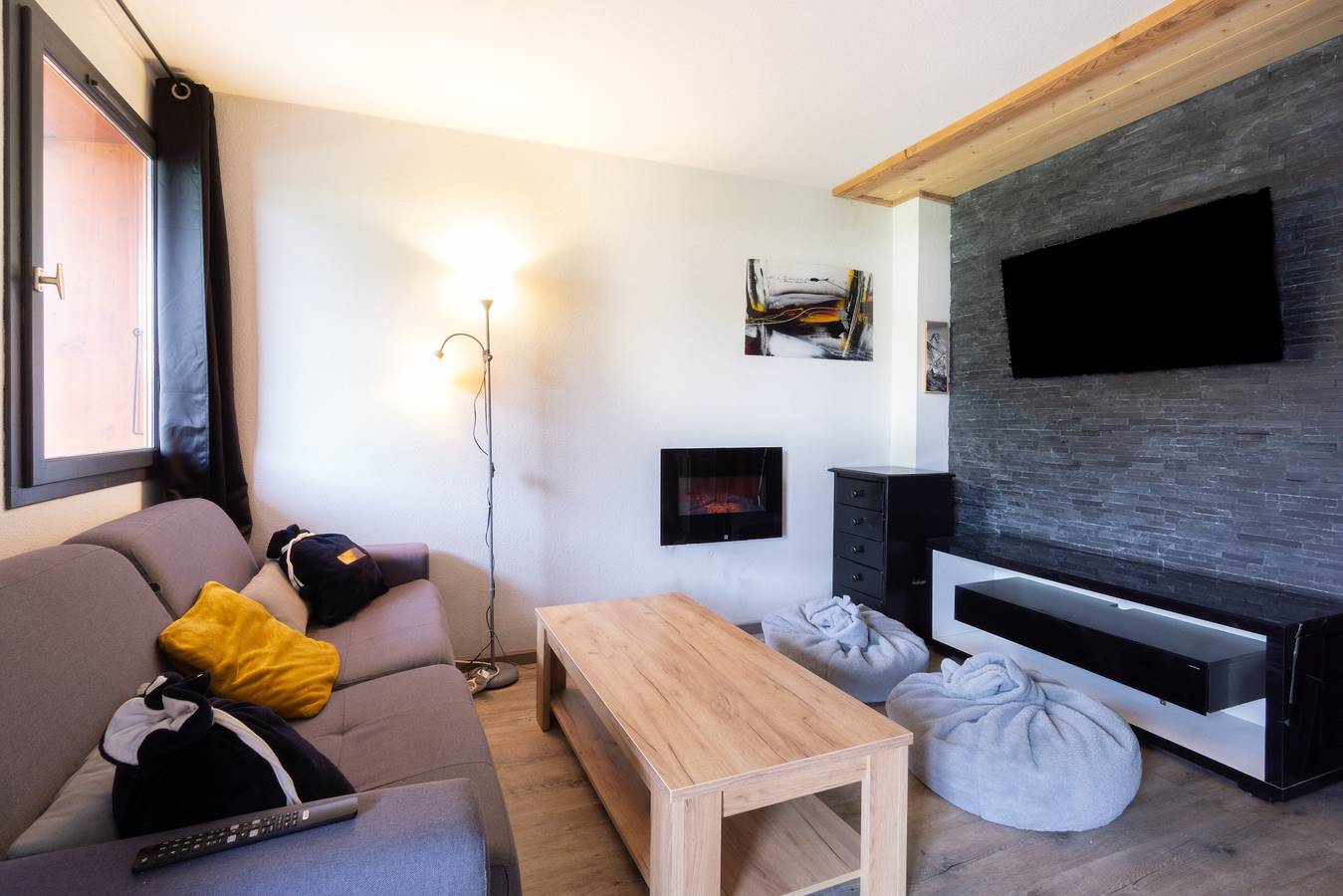 Apartamento entero, Apartamento 'Albiez' con vistas a las montañas, piscina compartida y Wi-Fi in Col du Mollard, Albiez-Montrond