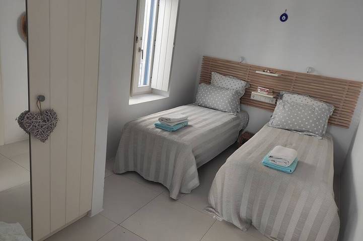 Huis met 2 terrassen en uitzicht op zee. 30m van het dichtstbijzijnde strand en het centrum van Parikia. in Parikiá, Paros