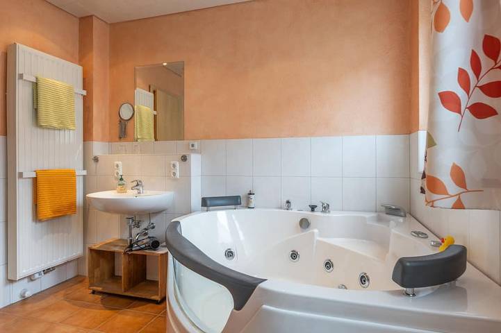 Ferienwohnung für 2 Personen, mit Balkon und Whirlpool sowie Garten und Sauna in Diemelstadt