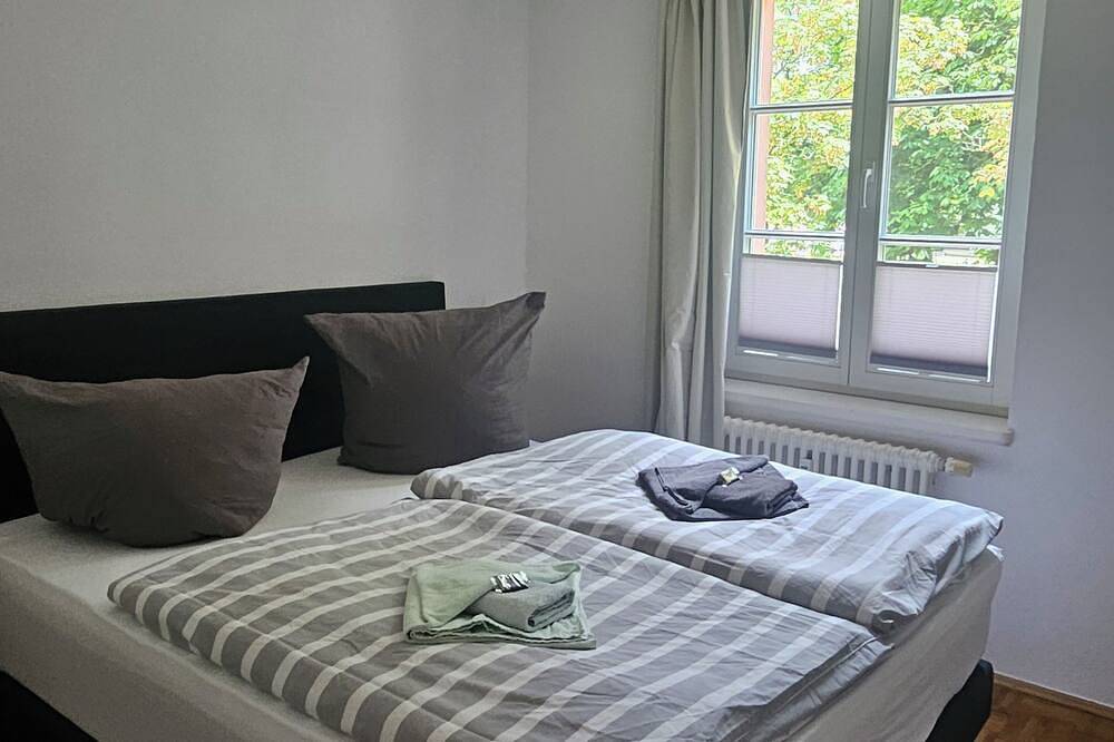 Ganze Wohnung, Zentrales Ferienapartment mit Seeblick-Balkon. 250 m neben Schloss Rheinsberg in Rheinsberger See, Rheinsberg
