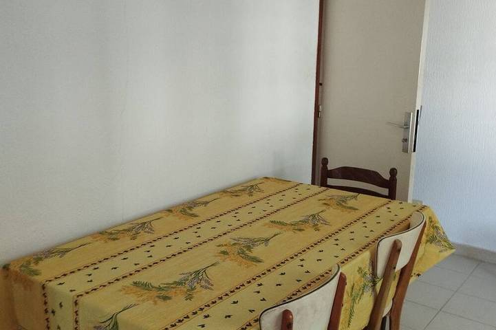 Apartamento entero, Quiet apartment with separate bedroom overlooking wooded garden! in Teyran, Costa mediterránea (Francia)