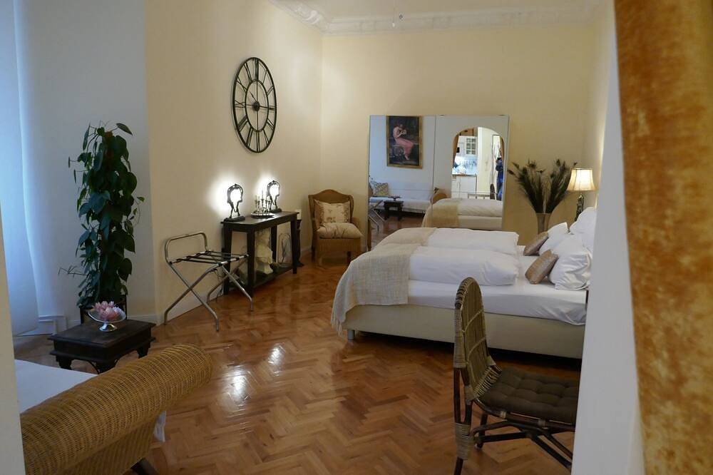 Ganze Wohnung, Super * * * * * Apartment at the main station with terrace, Wifi, washing machine. in Moabit Berlin, Berlin