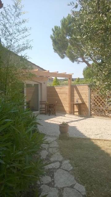 Gîte pour 3 personnes, avec jardin et vue à Lédenon