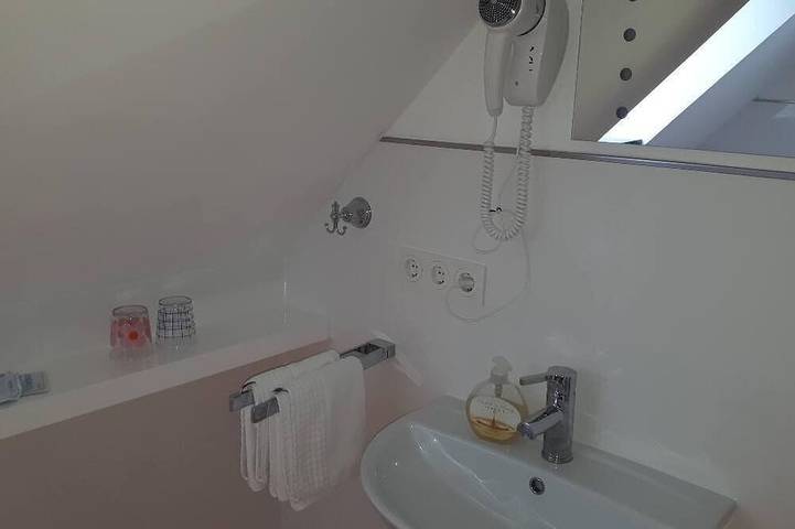 Ganze Wohnung, Gemütliches Doppelzimmer Standard für 2 Personen mit kostenfreiem Wlan in Sommerach, Fränkisches Weinland