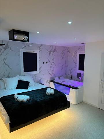 Gîte pour 2 personnes, avec jacuzzi ainsi que piscine et balcon à Casteljaloux