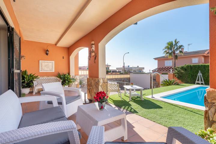 Beautiful Holiday Home with Pool, Terrace, Balcony & Wi-Fi in Badia Gran, Llucmajor