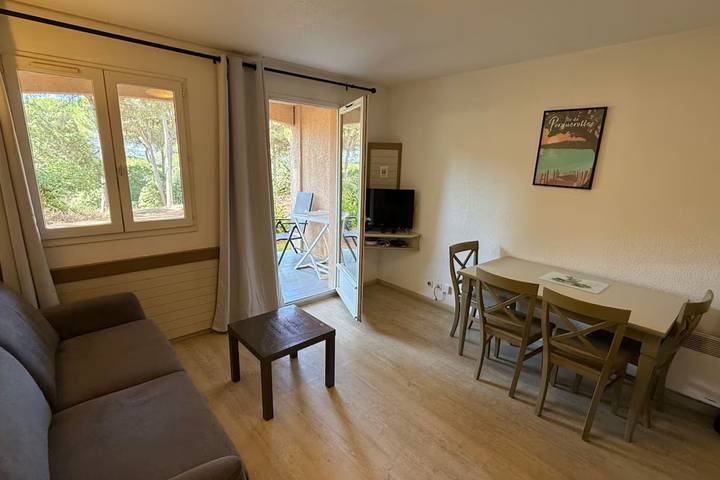 Gîte pour 4 personnes, avec terrasse et piscine, adapté aux familles dans Golf et Tennis Club de Valescure - 2