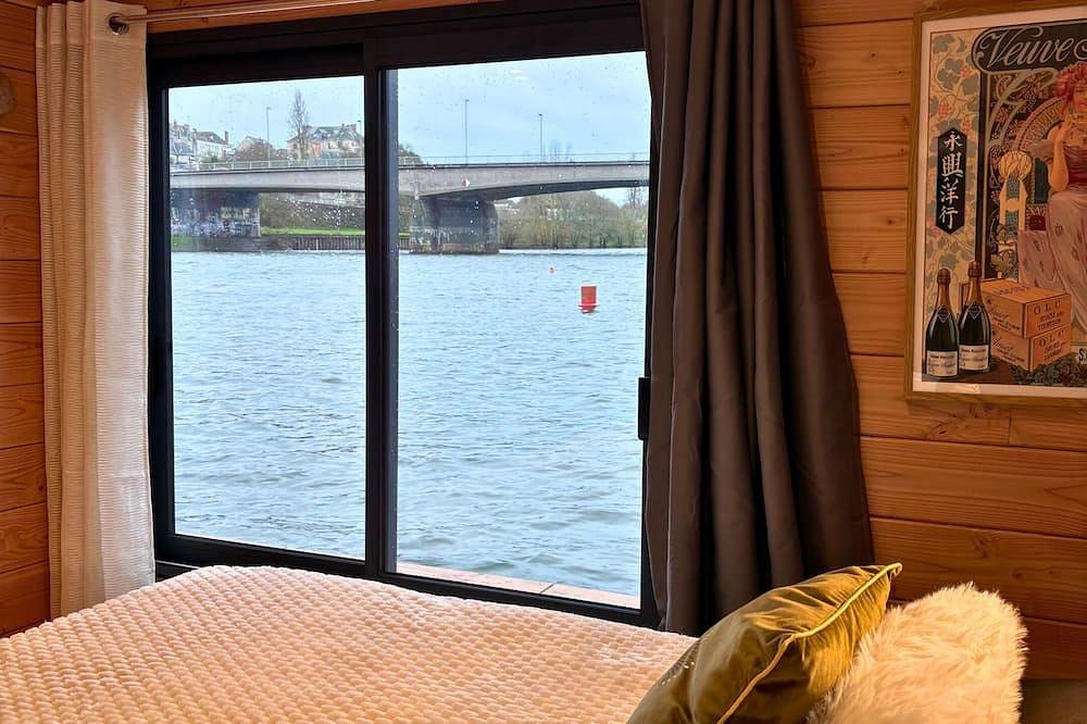 Toue Belle de Maine - Bateau face château Angers in Angers, Région d'Angers