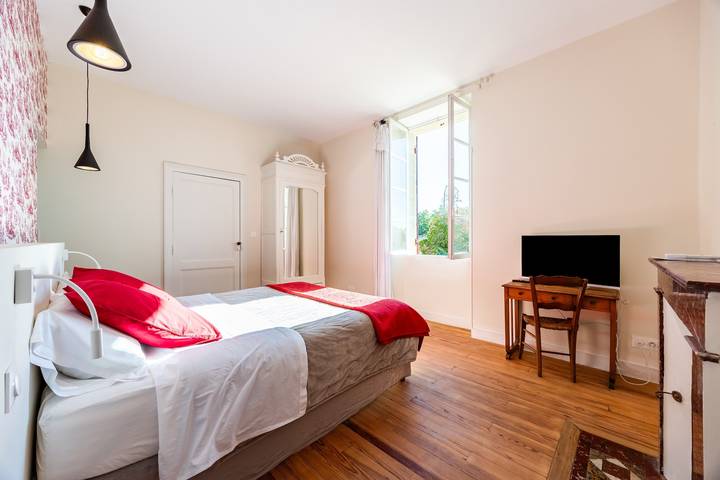 Château Haut Cazevert Guesthouse with Private Pool, Wi-Fi, and Air Conditioning in Blasimon, Langon region