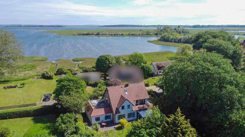 Ferienhaus für 14 Personen, mit Balkon und Terrasse sowie Garten und Seeblick in Halbinsel Zudar