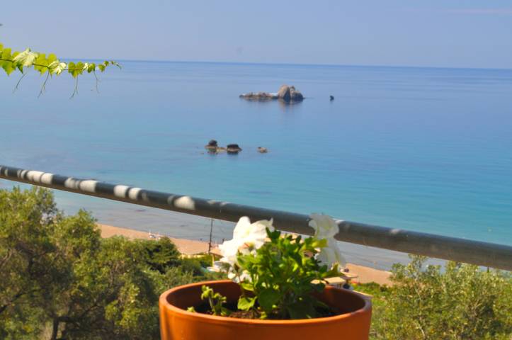 Διαμερίσματα διακοπών για 5 άτομα, με κήπο και θέα καθώς και θέα στον ωκεανό στη Γλυφάδα (Κέρκυρα)