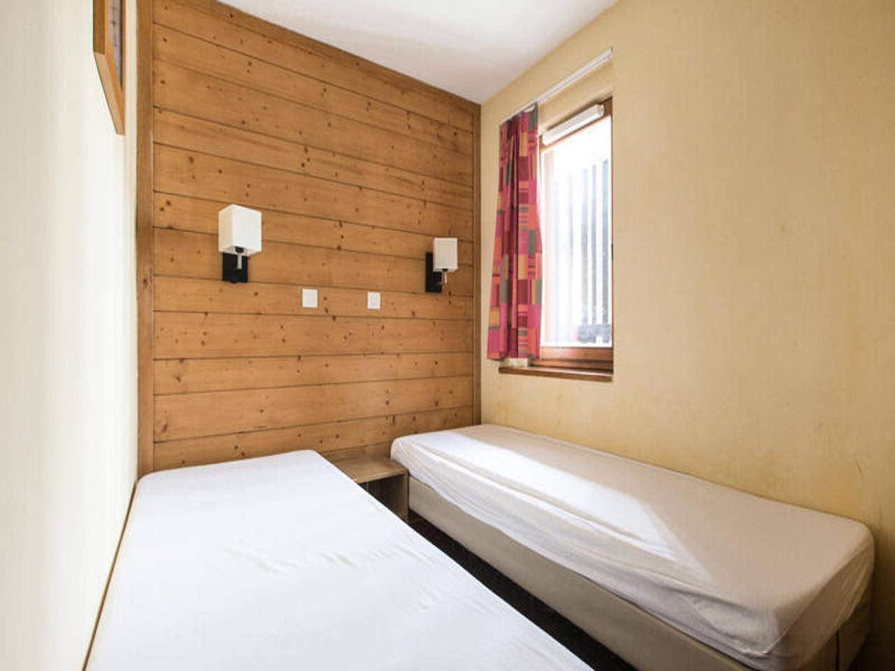 Entire apartment, Apartment in Alpe d'Huez with Ski Access in Huez, Écrins National Park