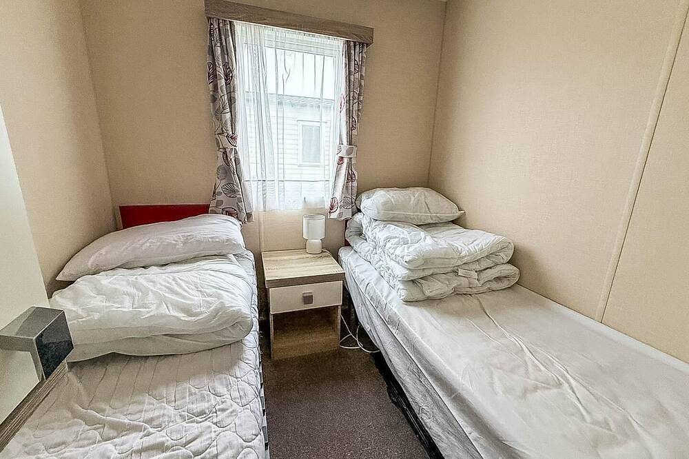 Modern 6 berth caravan with Wifi nearby Pakefield beach in Waveney District, Sunrise Coast