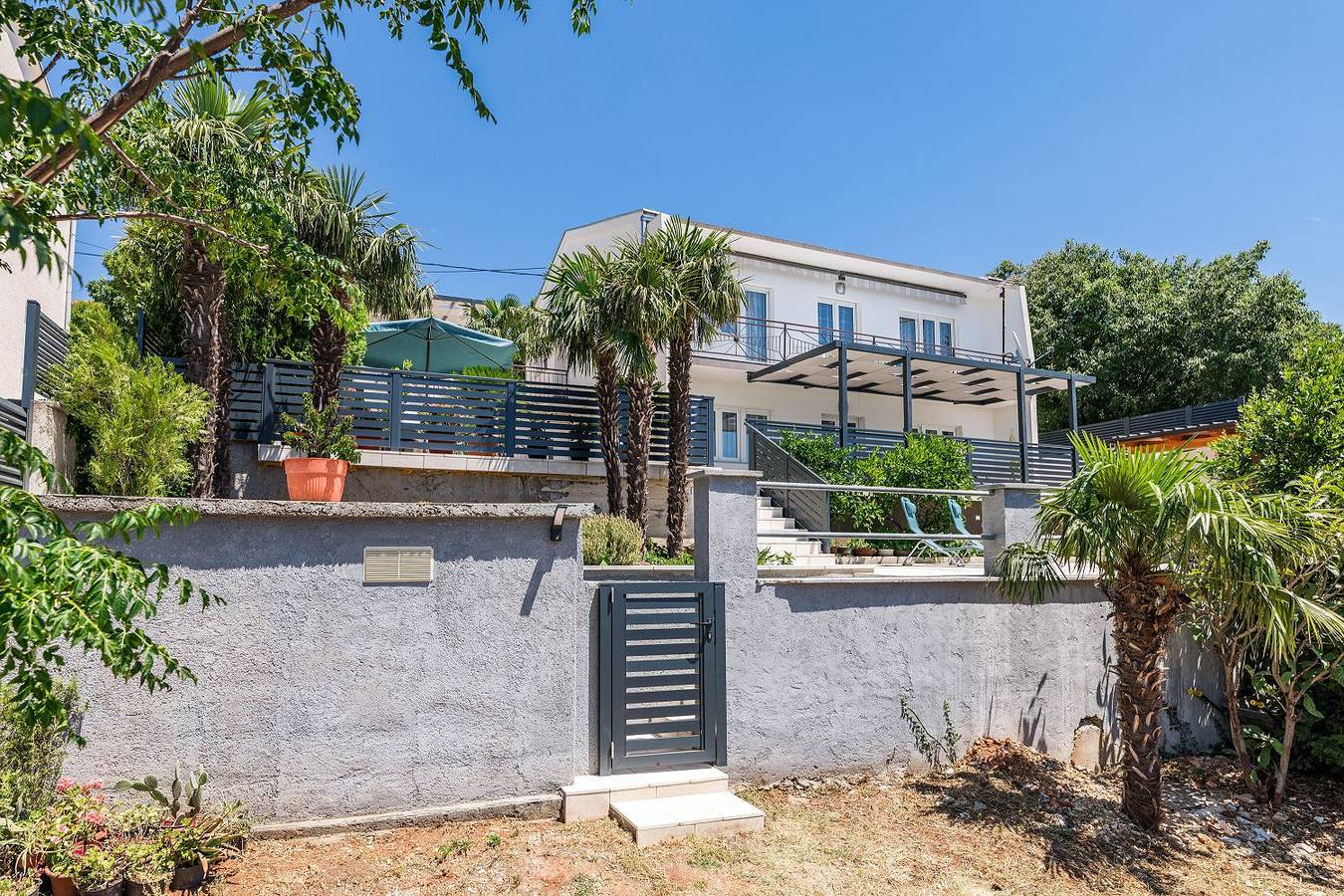 Ganze Wohnung, Hundefreundliches Apartment nur 500 Meter zum Strand mit Meerblick, Garten, Grill in Povile, Primorje-Gorski Kotar