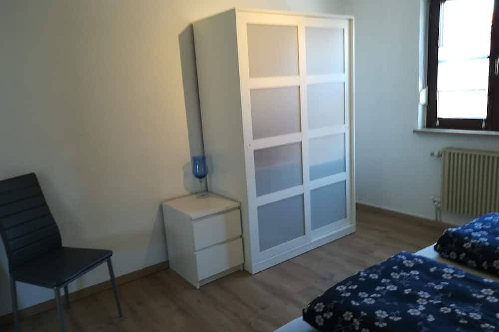 Ganze Wohnung, Fewo mit Bildern von heimischen Künstlern, Balkon und Wlan in Merkendorf, Fränkisches Seenland