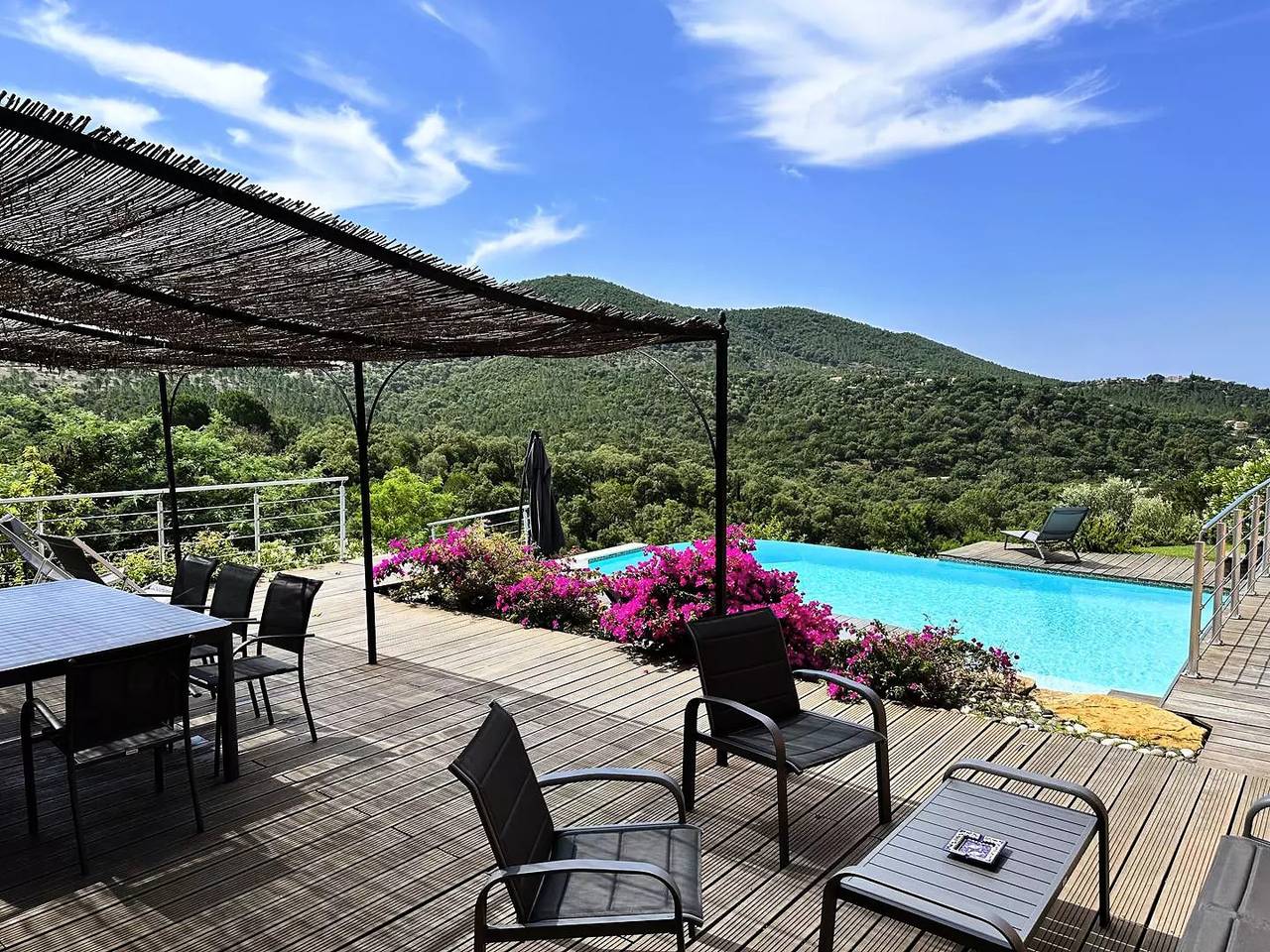 Villa privée et climatisée pour 10 personnes avec piscine et superbe vue mer et collines à La Londe-les-Maures in La Londe-les-Maures, Côte méditerranéenne (France)