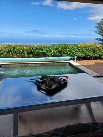 Location de vacances pour 6 personnes, avec vue ainsi que jardin et piscine dans Trois Mares