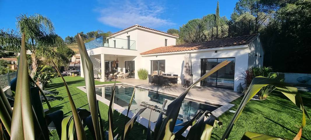 Location de vacances pour 8 personnes, avec vue ainsi que terrasse et jardin à Le Castellet - 4