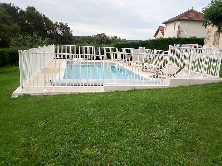 Gîte pour 6 personnes, avec piscine ainsi que terrasse et jardin
