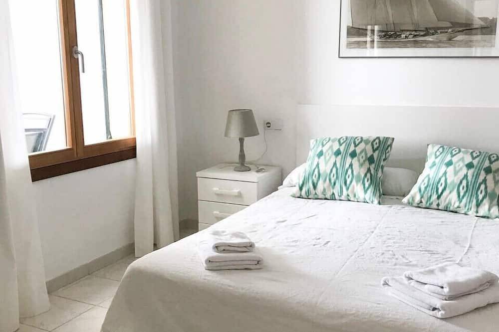 Entire apartment, Sea front partment on Puerto Pollença Pinewalk, Kika in Port de Pollença, Pollença
