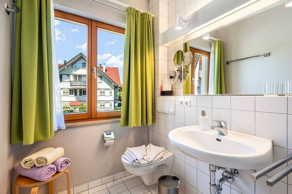 Ganze Wohnung, Ferienwohnung Kuprella 1 - mit Liegewiese und privatem Seezugang in Nonnenhorn in Strandbad Nonnenhorn, Nonnenhorn