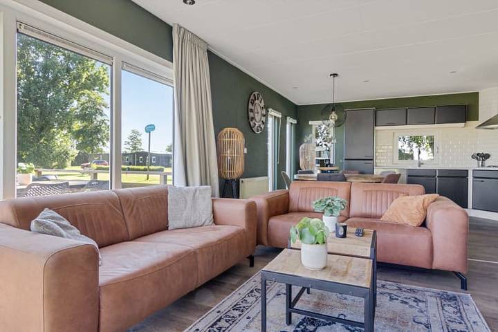 Chalet für 6 Personen, mit Terrasse und Seeblick sowie Balkon/Terrasse in Friesland - 4