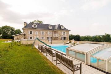 Gîte pour 23 personnes, avec piscine ainsi que vue et jardin, animaux acceptés à Buzy
