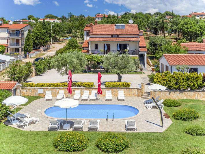 Ferienwohnung für 3 Personen, mit Garten und Terrasse in Kastelir