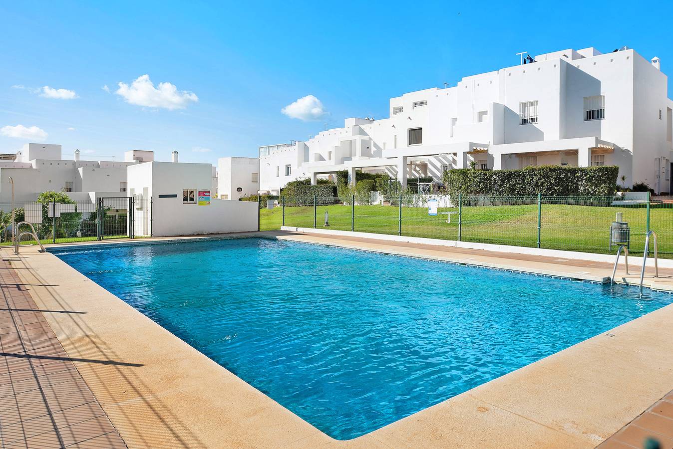 Entire apartment, Apartment "Dúplex Tejar con Piscina" with Private Terrace, Shared Pool & Wi-Fi in Conil De La Frontera, Costa De La Luz