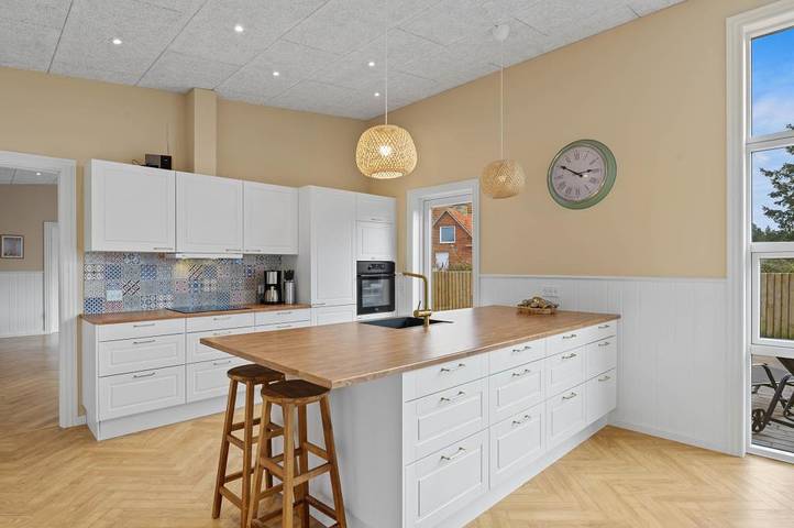 Modern holiday home with outdoor hot tub and sauna in Bjerregård, Holmsland Klit