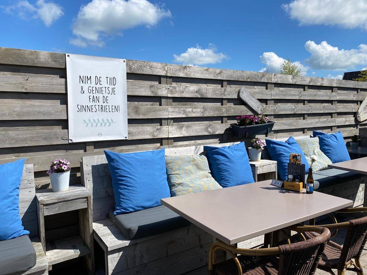 Glamping Safarilodge 'Grutte Fiif' met airco, extra keuken op veranda en privé achtertuin in Nationaal Park De Alde Feanen