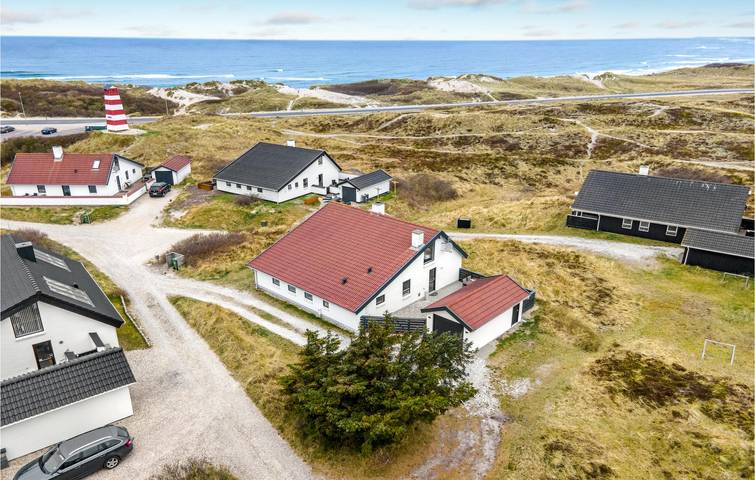 Feriehus for 10 personer, Terrasse og Jacuzzi i tillegg til Hage og Badebasseng i Vorupør