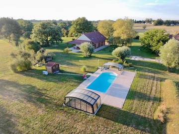 Hôtel pour 15 personnes, avec jardin ainsi que vue et piscine à Mervans