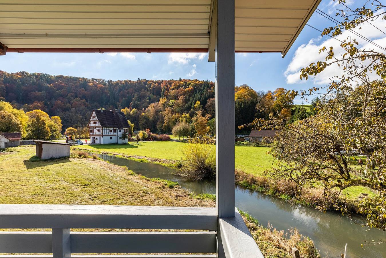 Ganze Wohnung, Wohnung 3 – Helle Ferienwohnung mit Balkon & Flusszugang in Indelhausen, Hayingen