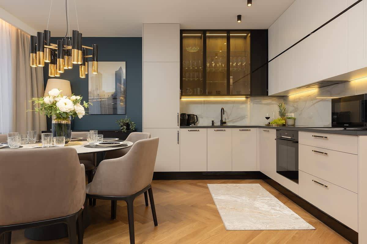 Cały apartament, Prestigious Apartment in the Center | 2 Balconies | Parking in Warszawa (Śródmieście), Warszawa