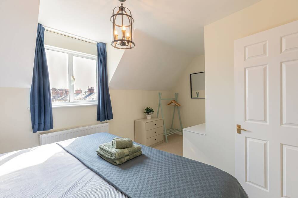 4 Bed City House With Private Garden and Parking in Winchester, South Downs