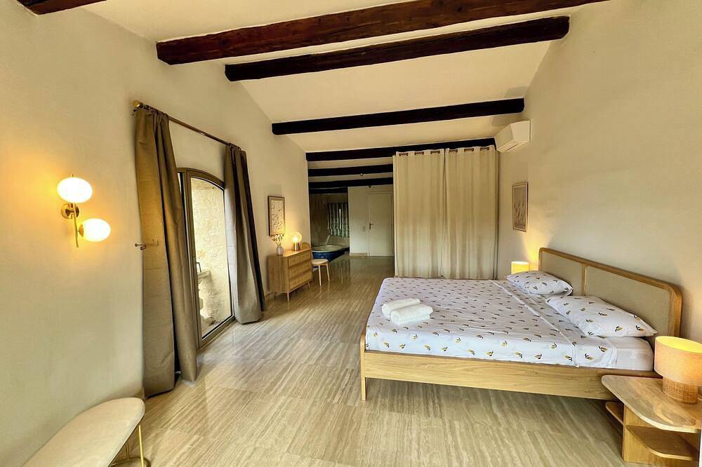Bastide provençale climatisée, 12/14 couchages, avec piscine privée et jacuzzi in Jouques, Région d'Aix-en-Provence