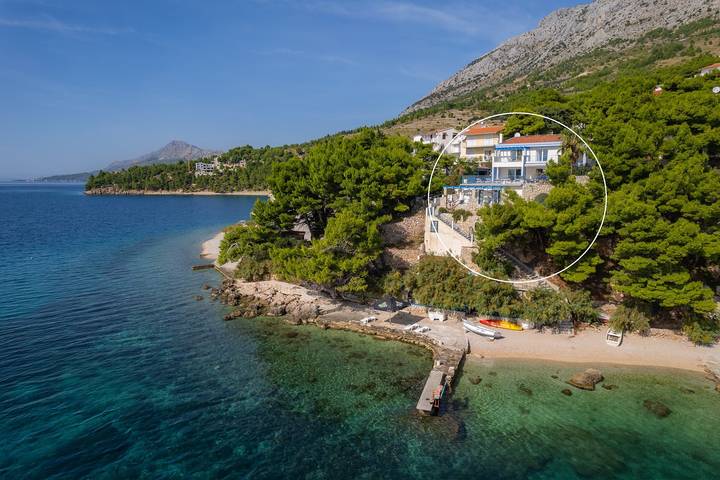Villa Azzurro direkt am Meer mit beheiztem Pool, Panoramablick aufs Meer, Strand, Geschäft und Restaurant sind fußläufig erreichbar in Stanici, Omis-Riviera