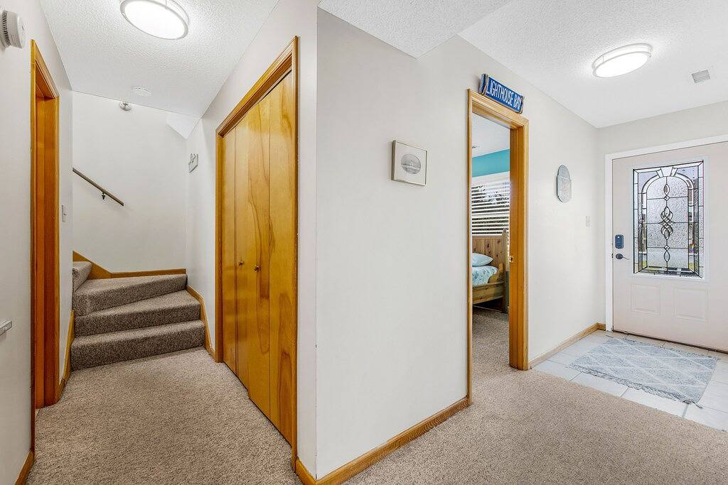 Private pool w/ heat available, hot tub, pet friendly, 5 min walk to beach! in Corolla, Currituck County