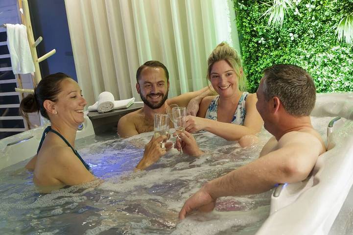 Maison de vacances pour 4 personnes, avec jardin et sauna ainsi que terrasse et jacuzzi