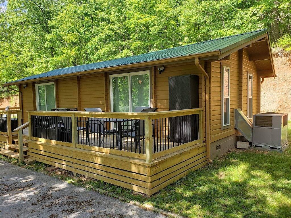 Luxuriöse Kabine am Beaver Lake mit riesigem Deck, privatem Bad & Bootsanleger in Beaver Lake