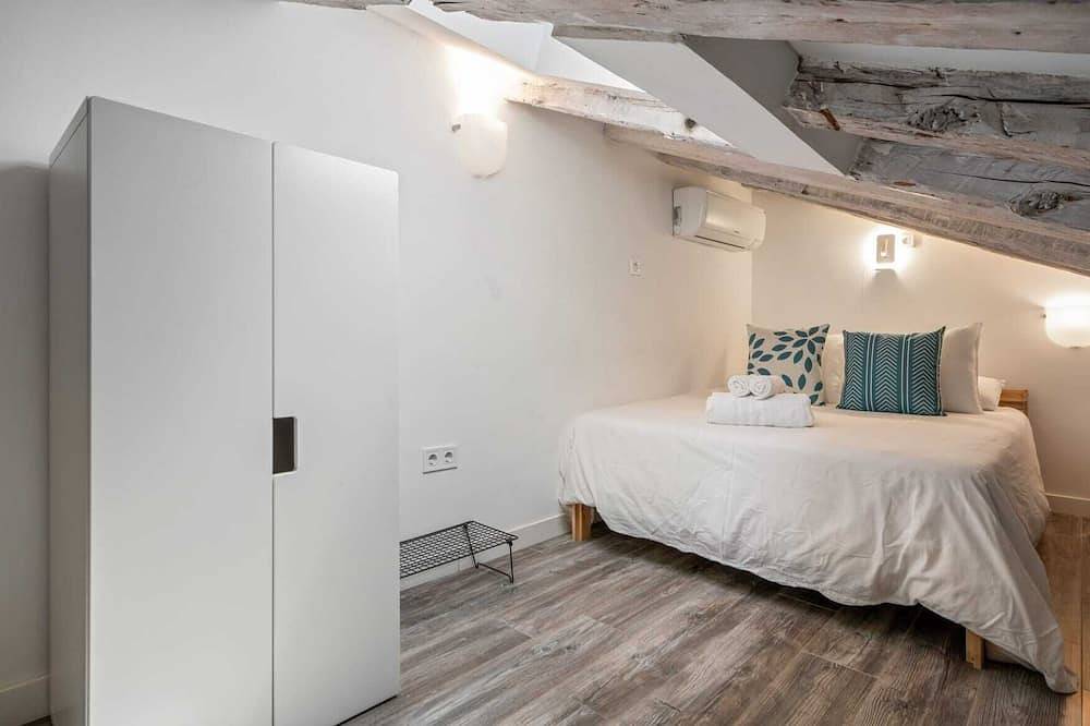 Entire apartment, Attic 3 bedroom, 2 baths in heart of Malasana for extended stays in Centro (Madrid), Madrid