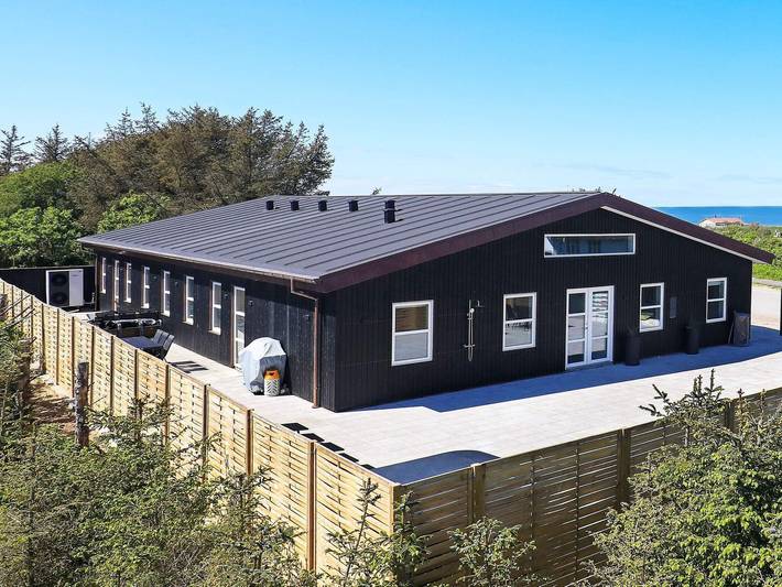 Ferieudlejning for 22 personer, med Terrasse og Have i Grønhøj